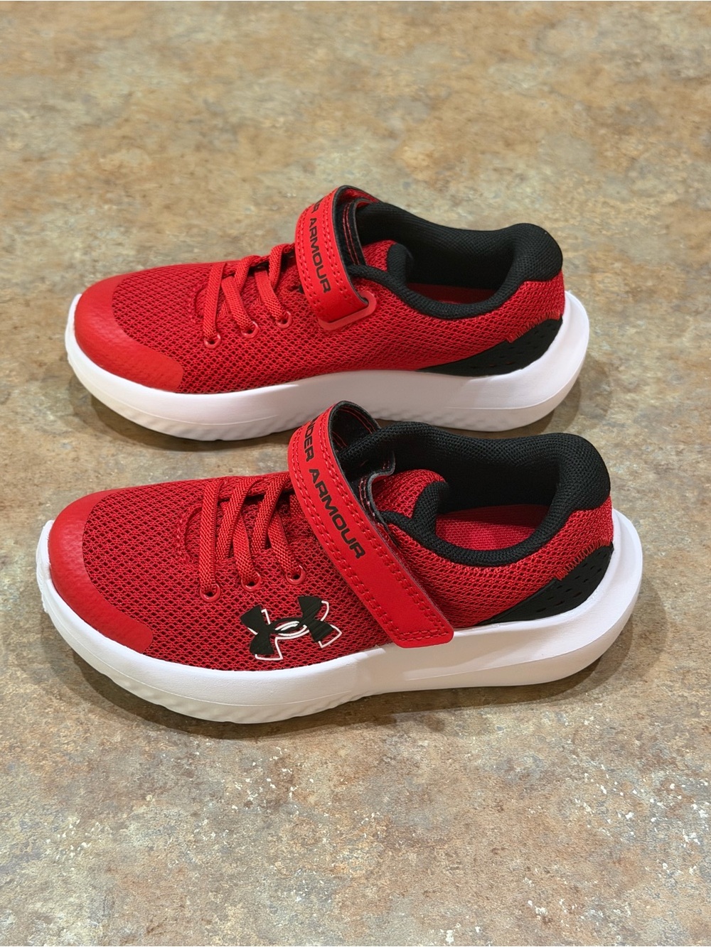 Kids Under Armour Boys' Surge 4. Size 11k